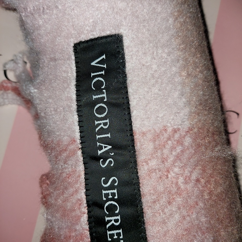 New VS SCARF - Picture 4 of 4